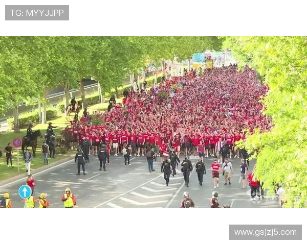 拜仁球迷赛前与警爆冲突 拜仁球迷赛前与警爆冲突